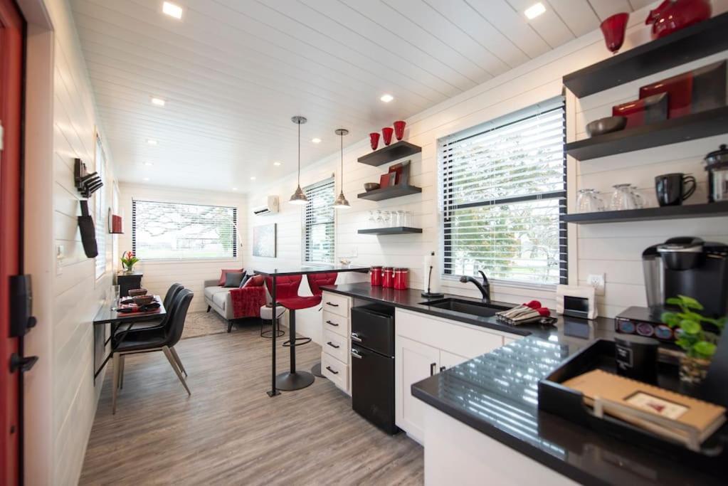 The Merlot House-Container Home 12 Min To Magnolia Bellmead Εξωτερικό φωτογραφία